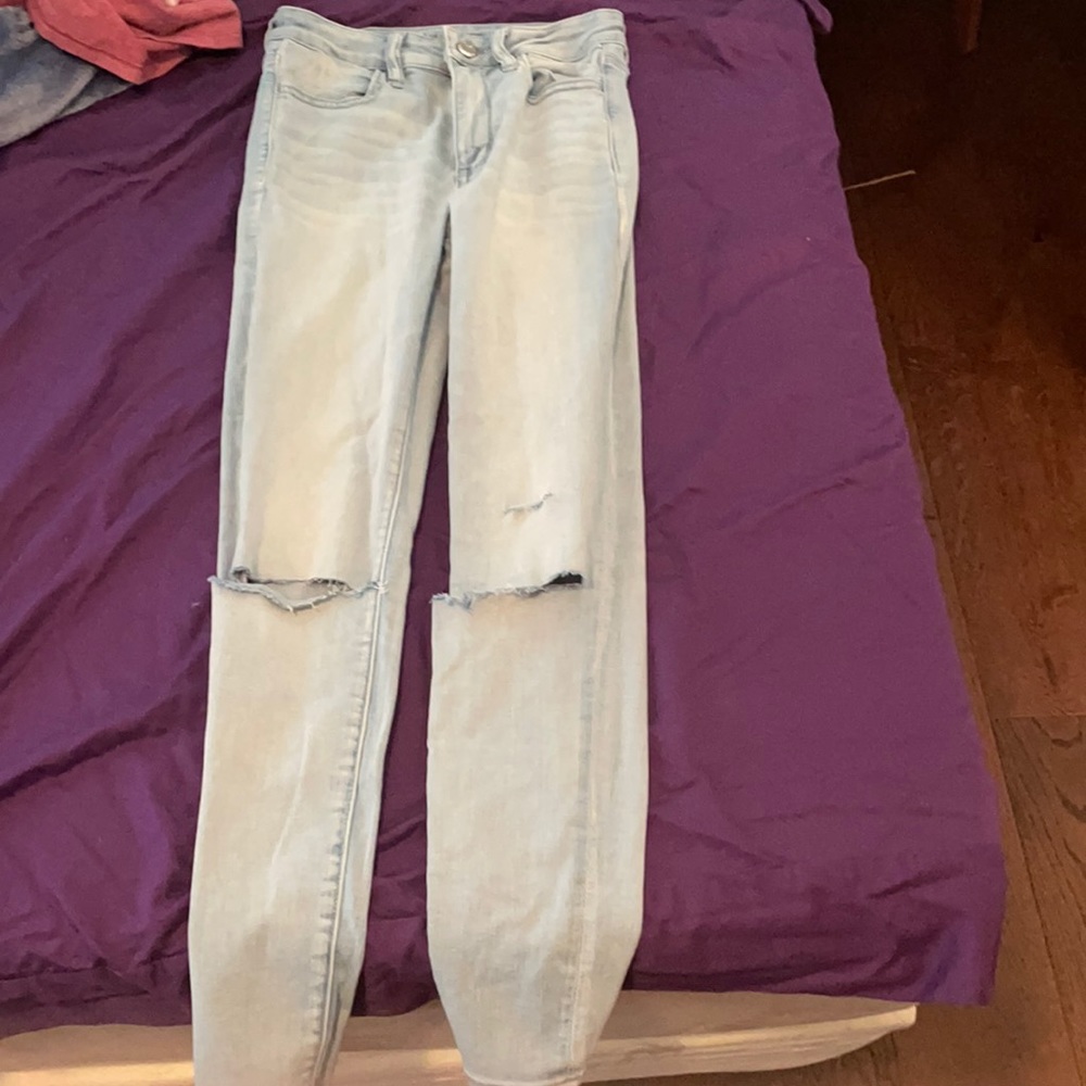 American eagle light wash stretchy jeans with rips in the knee. Size 6 regular.